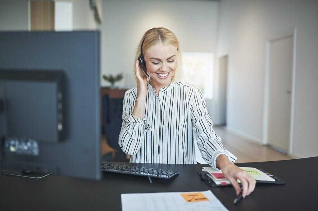 Coaching laboral (con vale AVGS) 2 Laughing businesswoman talking on a headset at her office desk