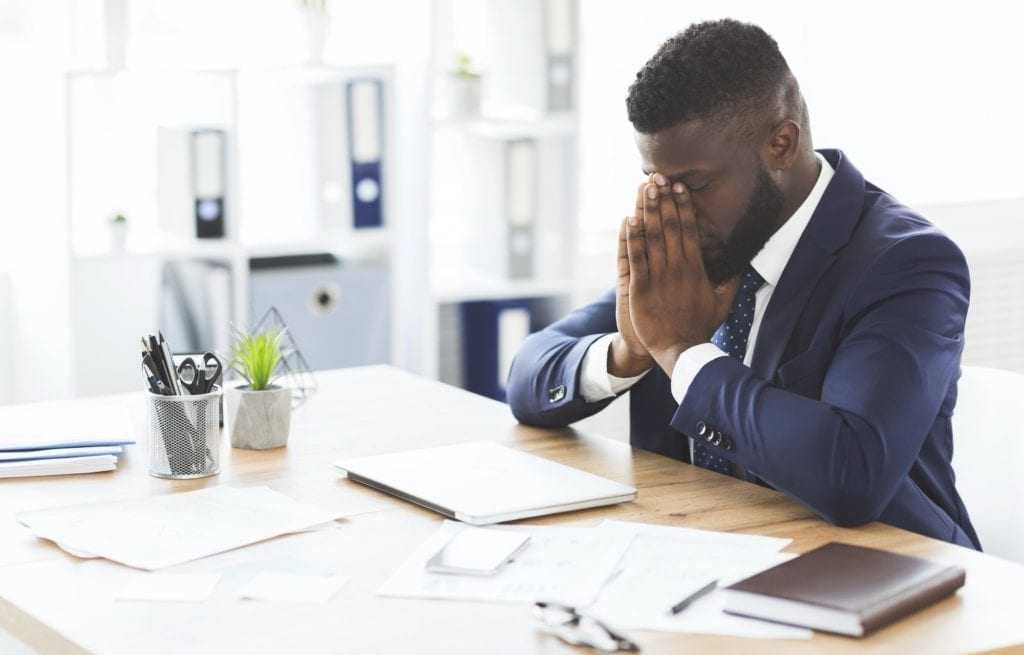 Coaching de incorporación (con vale AVGS) 4 Young tired businessman having stress at work