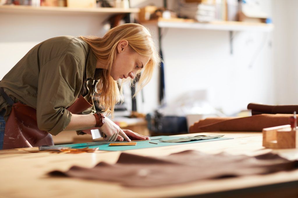 Coaching para Emprendedores (con vale AVGS) 1 Female Tailor Working with Leather