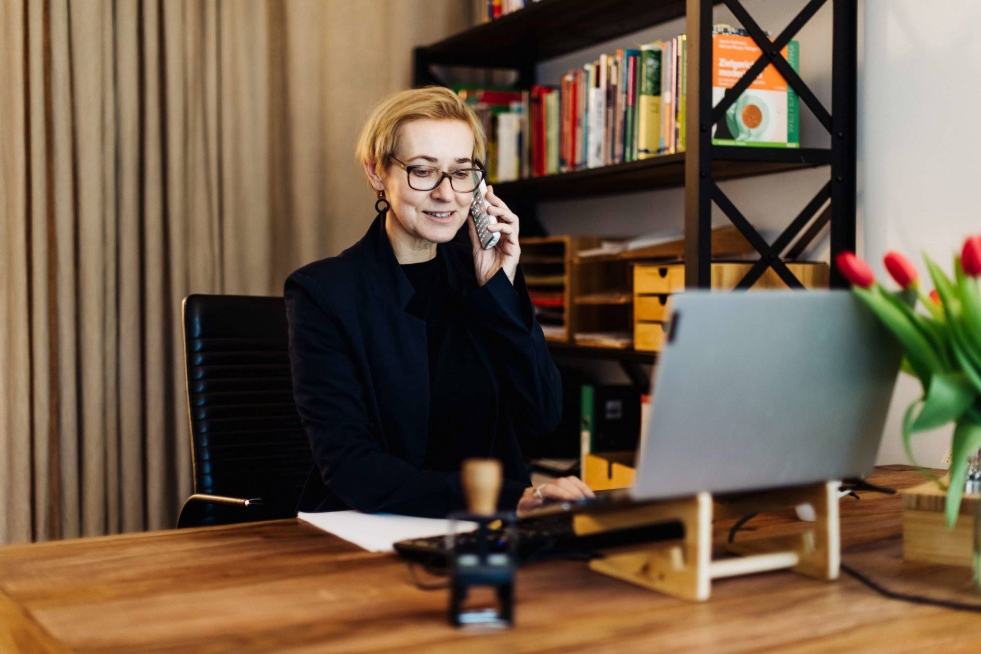 Heike Sohna im Büro am Telefon