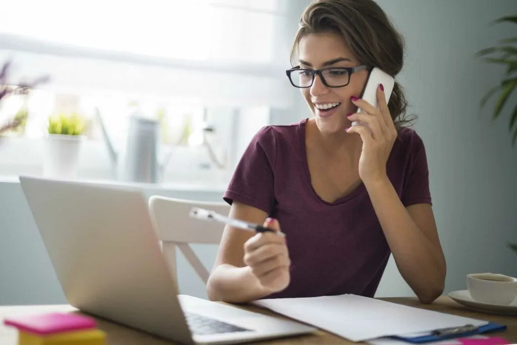 Job-Coaching & Bewerbungs-Coaching 1 Frau am Telefon schaut auf Computer