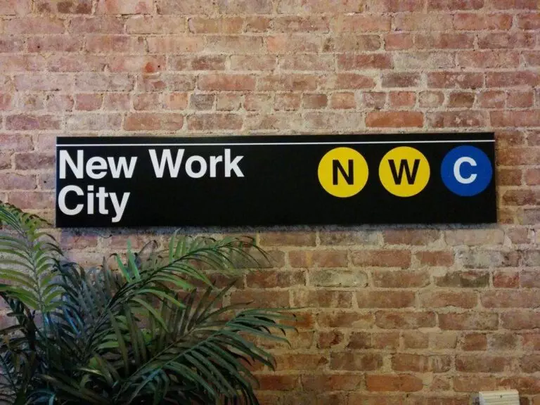 Schild an einer Wand mit dem Aufdruck: New Work City