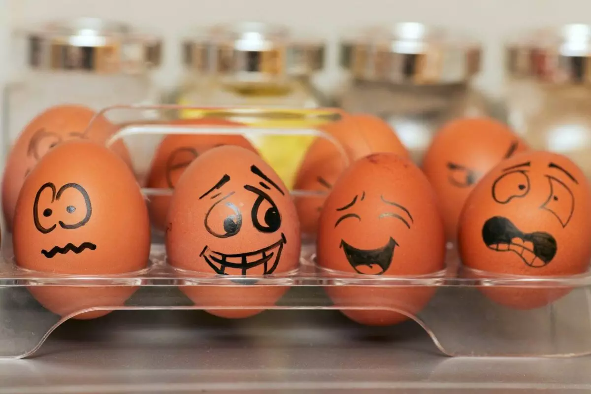 4 Eier, alle haben unterschiedliche Gesichter aufgemalt