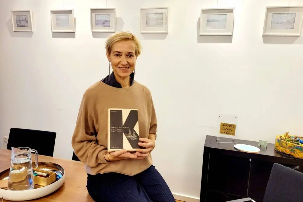 Buchtipp: "Profile aus Berlin Kreuzberg": Ein Kiez ist so lebendig wie die Menschen vor Ort 1 Heike Sohna mit einem Buch in der Hand