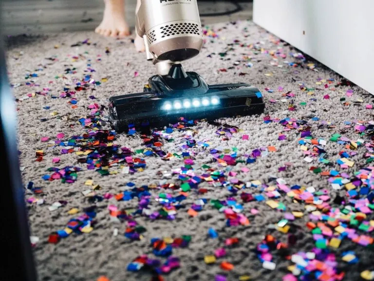 Care-Arbeit als Karrierekiller für Frauen: 5 Ansätze, das zu ändern 1 Care-Arbeit: ein Staubsauger saugt glitzerndes Konfetti vom Boden
