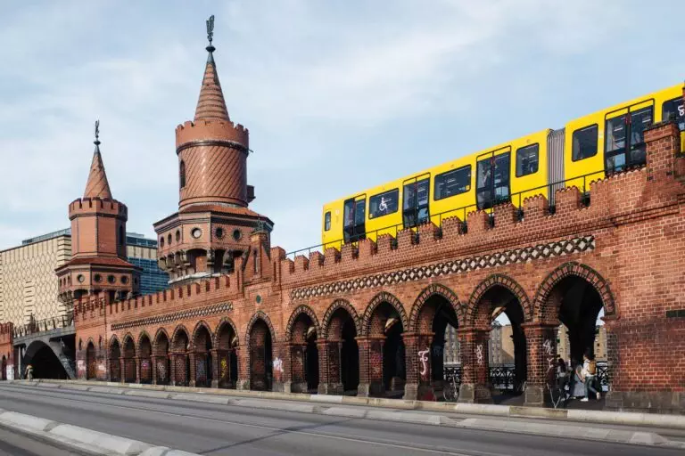 Eine U-Bahn fährt über die Oberbaumbrücke in Berlin-Kreuzberg